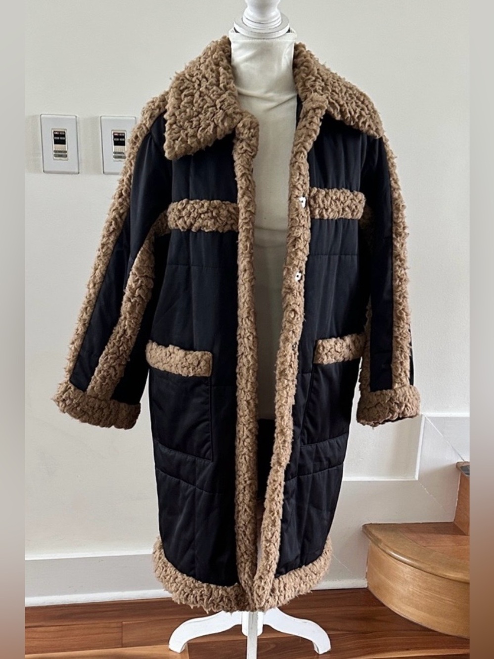 & OTHER STORIES BLACK
NYLON SNAP FRONT
OVERSIZED COAT W/ BROWN
FAUX FUR TRIM XS